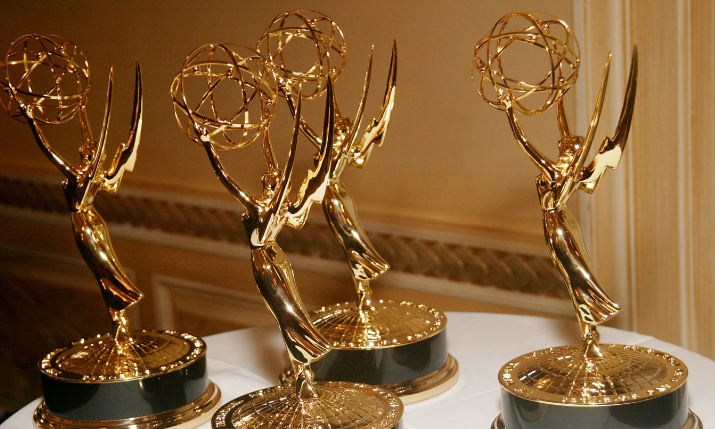 Extravagance de la saison des récompenses : prédictions, snobs et surprises aux Oscars/Emmys/Grammys